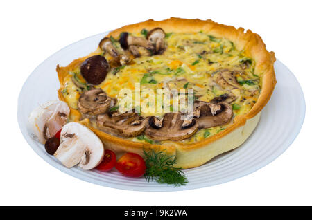 Traditionelle französische Hausgemachte Quiche Lorraine mit Pilzen, Käse und Grüns. Auf weissem Hintergrund Stockfoto