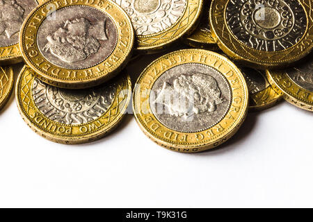 Ein Haufen von zwei Pfund Münzen. Stockfoto