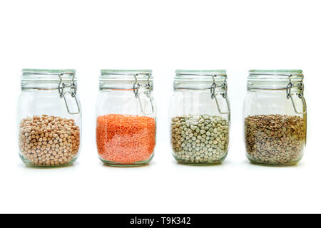 Die verschiedenen Arten von Leguminosen im verschließbaren Glas Flasche gespeichert werden, die auf einem weißen Hintergrund. Stockfoto