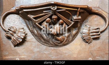 Eine mittelalterliche misericord, Jona im Sturm über Bord geworfen, Ripon Cathedral, Yorkshire, Großbritannien Stockfoto