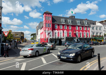 Autos auf der Straße und dem Kreisverkehr an der McSweeney Hotel in Killarney, County Kerry, Irland Stockfoto