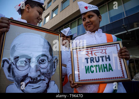 Eine Performance von der Indischen Botschaft auf sacharow Avenue in Moskau ist an den 150. Jahrestag der Geburt des Indischen Politikers Mahatma Gandh gewidmet Stockfoto