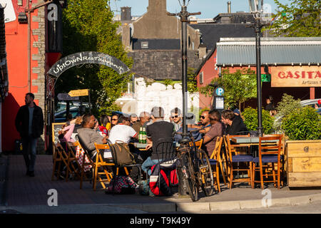 Speisen Sie im Freien in Irland und genießen Sie das sonnige warme Wetter in einem Bar-Restaurant an der Old Market Lane in Killarney Irland Stockfoto