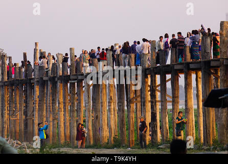 Amarapura, Myanmar - Feb 9, 2017. Einheimische und Touristen zu Fuß auf den berühmten U-Bein Brücke in Amarapura, Mandalay Division von Myanmar. Stockfoto