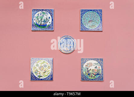 Handbemalten Keramikfliesen und Rosetten mit mythischen Grundstücke sind ein Symbol von Sizilien, einheimischen schmücken ihre Häuser mit Keramik Stockfoto