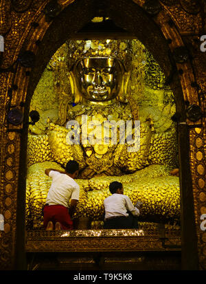 Mandalay, Myanmar - Feb 9, 2017. Menschen verehrten Buddha Statue mit dem goldenen Papier an Mahamuni Tempel in Mandalay, Myanmar. Stockfoto