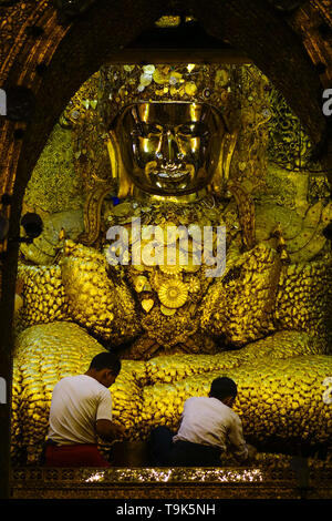 Mandalay, Myanmar - Feb 9, 2017. Menschen verehrten Buddha Statue mit dem goldenen Papier an Mahamuni Tempel in Mandalay, Myanmar. Stockfoto