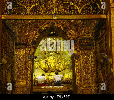 Mandalay, Myanmar - Feb 9, 2017. Menschen verehrten Buddha Statue mit dem goldenen Papier an Mahamuni Tempel in Mandalay, Myanmar. Stockfoto