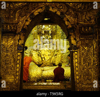 Mandalay, Myanmar - Feb 9, 2017. Menschen verehrten Buddha Statue mit dem goldenen Papier an Mahamuni Tempel in Mandalay, Myanmar. Stockfoto