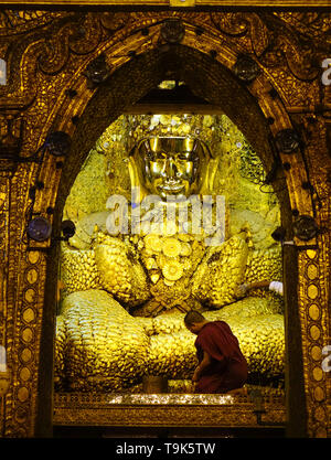 Mandalay, Myanmar - Feb 9, 2017. Menschen verehrten Buddha Statue mit dem goldenen Papier an Mahamuni Tempel in Mandalay, Myanmar. Stockfoto