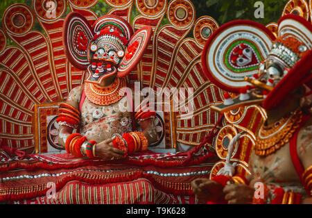 Ein theyyam Performer in voller bunten Kostüm, Maske und Make-up während der späten Nacht Leistung des Theyyam in der Nähe von Srinagar, Kerala, Indien. Stockfoto