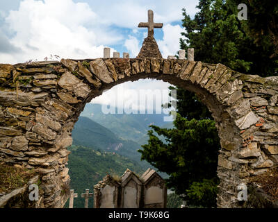 Friedhof Eingang arch Im kleinen italienischen Dorf Triora in Ligurien, Italien Stockfoto