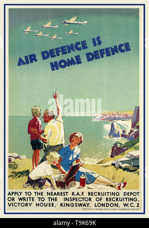 Jahrgang 1940 WW2 Propaganda recruiting Poster für die RAF'Air Defense Home Defence" der Familie bei einem Picknick auf einer Klippe am Meer. Die Mutter und die Tochter sitzen mit einem behindern, während der Vater den zeigt, der seinen Sohn sechs RAF-Flugzeuge, die in Formation Overhead. Auto der Familie ist im Hintergrund geparkt, und eine kleine Stadt ist, in der Ferne auf der anderen Seite der Bucht sichtbar. "AIR DEFENCE IST HOME DEFENSE" GELTEN FÜR DIE NÄCHSTE R.A.F. RECRUITING DEPOT ODER SCHREIBEN SIE INSPEKTOR DES RECRUITING, SIEG HAUS, KINGSWAY, LONDON, W. C.2 gedruckt für 1234567 STATIONERY OFFICE Stockfoto