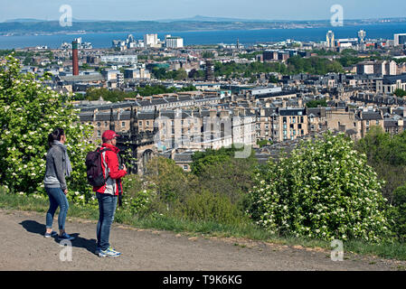 Touristen auf dem Calton Hill in die Ansichten von Leith, Leith und die Firth-of-Forth. Stockfoto