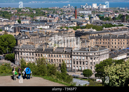 Touristen auf dem Calton Hill in die Ansichten von Leith, Leith und die Firth-of-Forth. Stockfoto