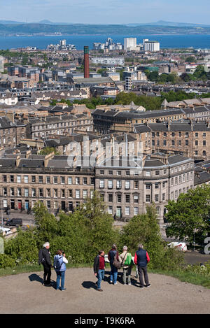 Touristen auf dem Calton Hill in die Ansichten von Leith, Leith und die Firth-of-Forth. Stockfoto