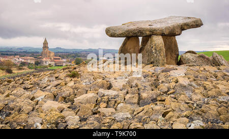 Dolmen 'La Chabola de la Hechicera" (der Hexe Hut) in der Nähe von Elvillar, in der Gegend von La Rioja, das Baskenland, Spanien Stockfoto