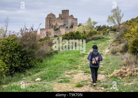 Im mittleren Alter weibliche Wanderer Richtung Loarre Schloss in der Provinz von Huesca, Aragón, Spanien Stockfoto