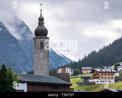 Blick über Lech am Arlberg einen kalten, schneereichen Tag im Sommer, Österreich Stockfoto