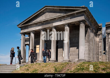 Besucher am Collective Gallery, einst die Stadt Sternwarte, auf dem Calton Hill, Edinburgh, Schottland, Großbritannien. Stockfoto