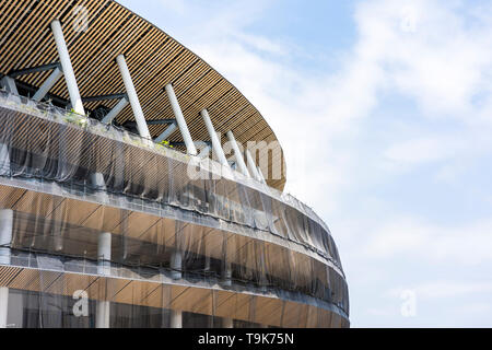 Baustelle des neuen National Stadium in Tokio. Japan bereitet sich auf neue Olympische Spiele. Baum Anordnung auf der Fassade des Gebäudes. Stockfoto