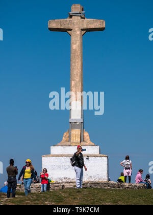 Die Leute, die Fotos und selfies vor dem Gipfelkreuz des peak Olarizu, Vitoria, Spanien Stockfoto