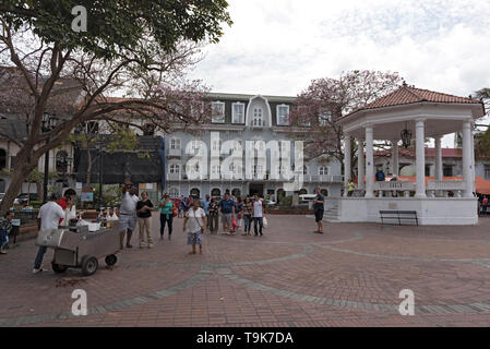 Souvenirstände und Pavillon auf der Plaza de la Independencia, Casco Viejo, historischen Bezirk von Panama City Stockfoto