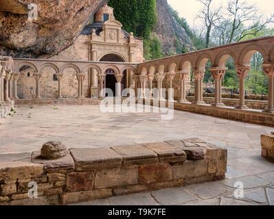 Blick auf das Kloster und eine Kapelle in den San Juan de la Pena Kloster, Huesca, Aragón, Spanien Stockfoto