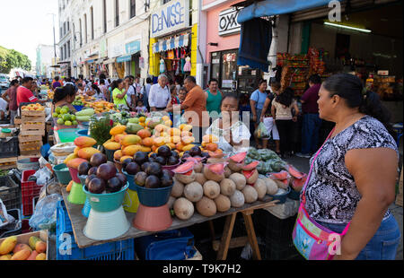 Mexiko - Käufer und Verkäufer im Lebensmittelmarkt, Merida Halbinsel Yucatan Mexiko Lateinamerika Stockfoto