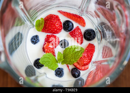 Fruit Smoothie, Milch shake aus Erdbeere, Heidelbeere Stockfoto