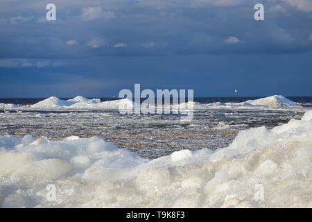 Wind See Eis häuften sich in der Nähe der Ufer von Lake Peipsi im Frühjahr, als es taut, Estland, April. Stockfoto