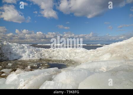 Wind See Eis häuften sich in der Nähe der Ufer von Lake Peipsi im Frühjahr, Estland, April. Stockfoto