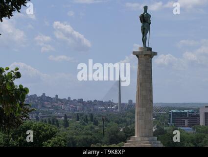 Blick auf die Ada Brücke und Pobednik Denkmal in Belgrad, Serbien Stockfoto