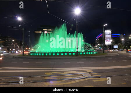 Slavija Platz, Kreisverkehr im Zentrum von Belgrad bei Nacht mit grünen Brunnen. Stockfoto