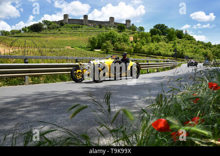 Toskana, Italien - Mai 2019: Unbekannter Treiber auf Bugatti Typ 35A 1925 bei der öffentlichen Veranstaltung des historischen Parade der Mille Miglia historische Rennen Stockfoto