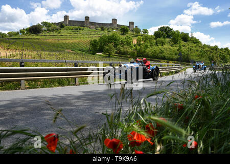 Toskana, Italien - Mai 2019: Unbekannter Treiber auf Bugatti Typ 37 1927 Während der öffentlichen Ereignis von historischer Parade der Mille Miglia und die Burg von Stockfoto