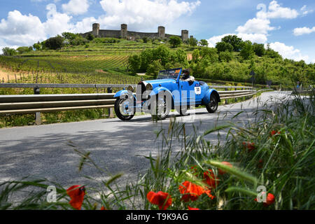 Toskana, Italien - Mai 2019: Unbekannter Treiber auf Bugatti Typ 40GS 1927 während der öffentlichen Ereignis von historischer Parade der Mille Miglia und die Burg Stockfoto