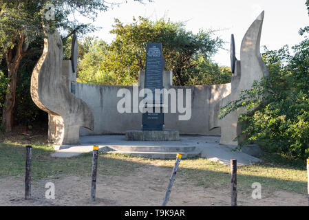 Hluhluwe, Südafrika - 14. Mai 2019: Ein Denkmal für die Lehren der Religionen der Welt am Eingang zum Hluhluwe - iMflolozi Game Park in Sou Stockfoto