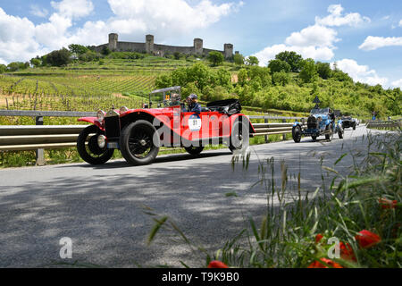 Toskana, Italien - Mai 2019: Unbekannter Treiber auf Lancia Lambda vii Serie 1927 Während der öffentlichen Ereignis von historischer Parade der Mille Miglia und die C Stockfoto