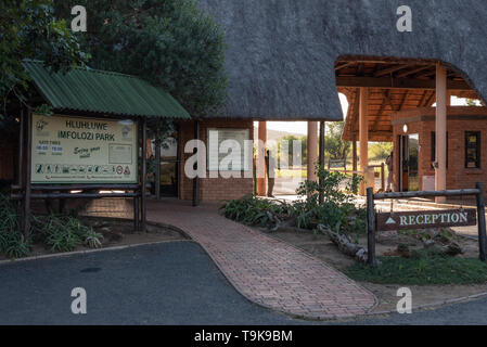 Hluhluwe, Südafrika - 14. Mai 2019: Eintritt in das Hluhluwe - iMflolozi Game Park in Südafrika. Stockfoto