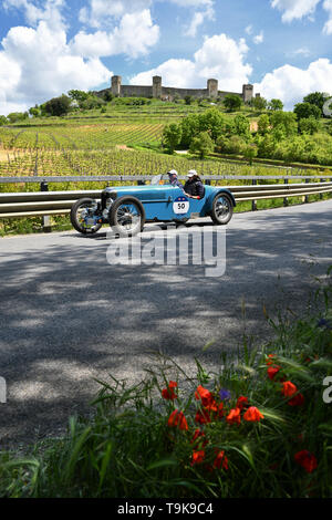 Toskana, Italien - Mai 2019: Unbekannter Treiber auf RALLYE ABC GRAN SPORT 1928 bei der öffentlichen Veranstaltung des historischen Parade der Mille Miglia und die Darsteller Stockfoto