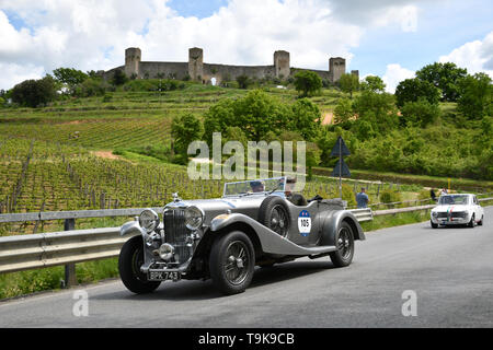 Toskana, Italien - Mai 2019: Unbekannter Treiber auf LAGONDA M 45 RAPIDE 1934 während der öffentlichen Ereignis von historischer Parade der Mille Miglia und die Burg Stockfoto