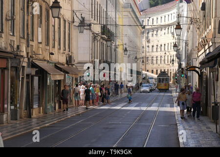 PORTUGAL, Lissabon, 30. SEPTEMBER 2018: Blick auf den berühmten Tram 28, in der Altstadt von Lissabon, Portugal Stockfoto