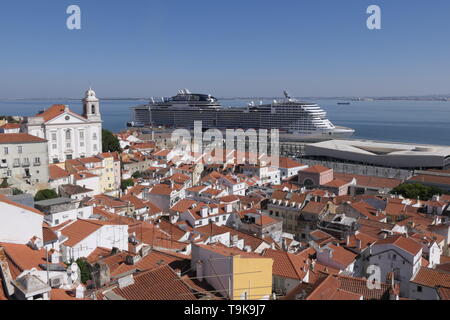 Lissabon, Portugal - Oktober 01, 2018: Blick auf die Altstadt von Lissabon mit einem MSC Kreuzfahrt Schiff im Hintergrund, Portugal Stockfoto