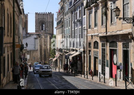 Lissabon, Portugal - Oktober 01, 2018: Blick auf eine Straße in der historischen Altstadt von Alfama mit einem alten Auto im Hintergrund in Lissabon, Portugal. Stockfoto