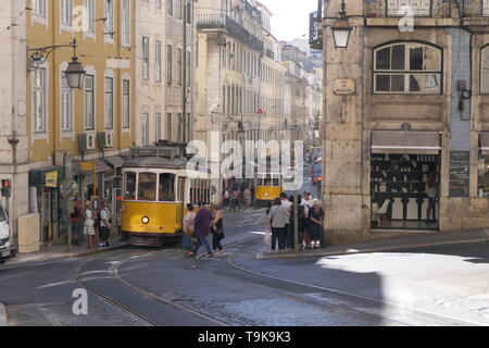 Lissabon, Portugal - Oktober 01, 2018: Blick auf eine Straße in der historischen Altstadt von Alfama (Rua Madalena) mit der Straßenbahn 28 in den Hintergrund in Lisbo Stockfoto