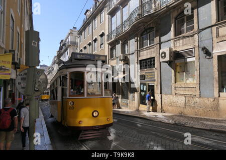 Lissabon, Portugal - Oktober 01, 2018: Blick auf eine Straße in der historischen Altstadt von Alfama, mit der Tram 28 im Vordergrund in Lissabon, Portugal Stockfoto