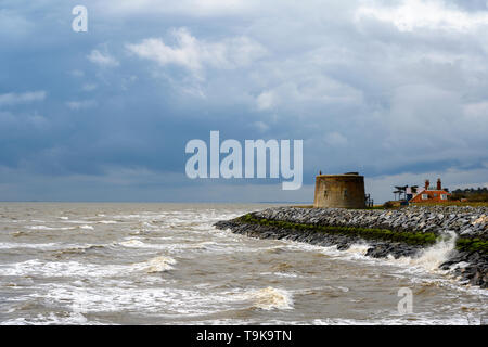 Rock Rüstung Küstenschutz Schutz eines Martello Tower, East Lane, Bawdsey, Suffolk, Großbritannien. Stockfoto