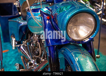 Vorderansicht des blau-metallic Motorrad mit Silber blinkt und verchromt Stockfoto