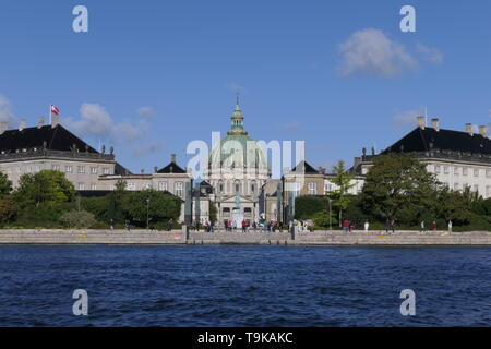 Kopenhagen, Dänemark - 26 August, 2018: Panoramablick auf der Frederik Kirche aus einem Kanal in Kopenhagen Stockfoto